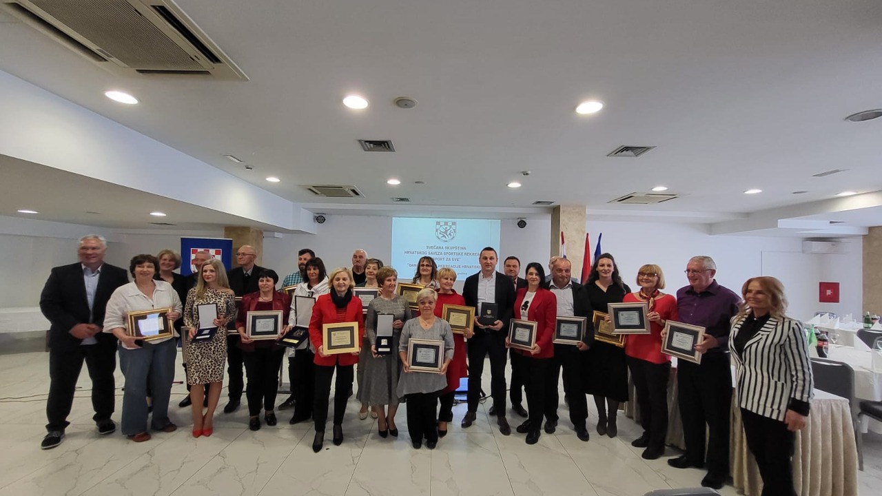 Plaketa za postignute rezultate u organizaciji i provedbi programa za osobe treće životne dobi
